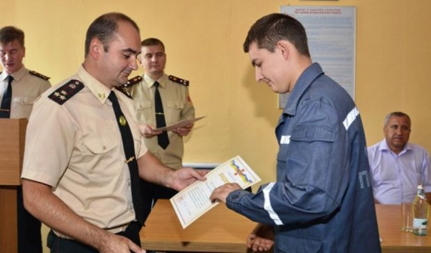 Пожарных, тушивших нефтебазу под Киевом, наградили за отвагу