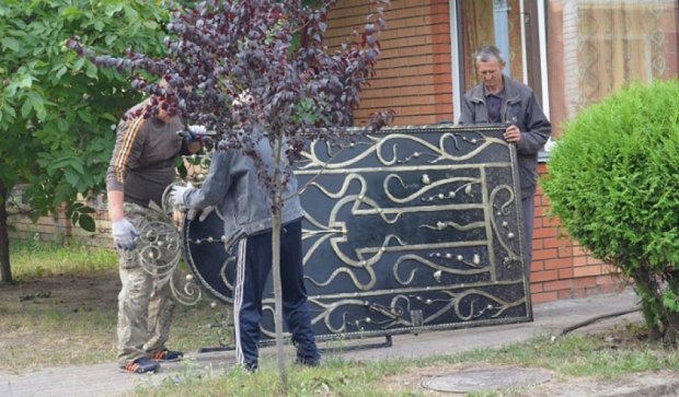 Ветераны АТО сносили депутатский забор в Луцке (фото)