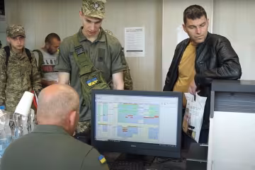 Военнообязанные проходят ВЛК. Фото: youtube
