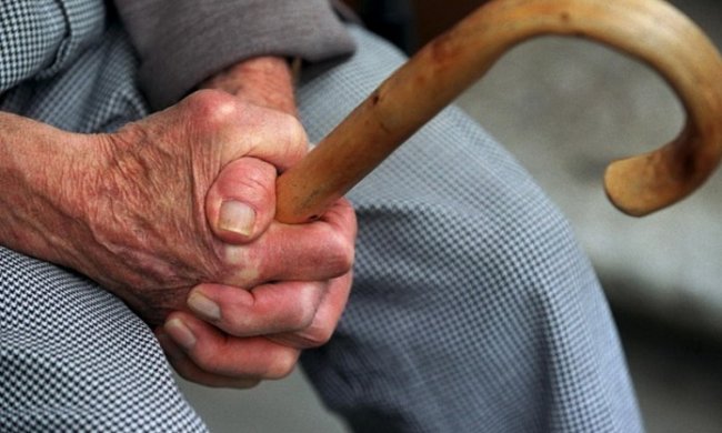 Мужчина вот уже 10 лет сидит у дороги и никуда не уходит, его история разорвет вашу душу на части: "она скоро вернется…"