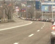 На Донбасі вишикувались жахливі черги за бензином (фото)