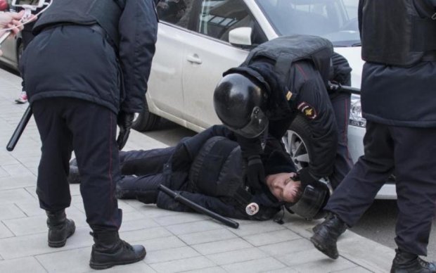 Момент нападу на поліцейських в Москві потрапив на відео