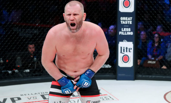 Російський боєць ММА отримав удар по чоловічому достоїнству і відмовився від поєдинка: відео