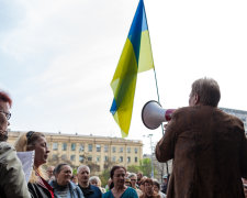 У Дніпрі під вікнами Філатова мітинг, люди перекрили дорогу, озвучені вимоги