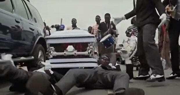 Танці на похороні, фото: youtube