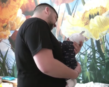 Допомога на дитину. Фото: скрін youtube