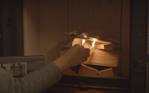 Як розпалити сирі дрова. Фото: скрін youtube