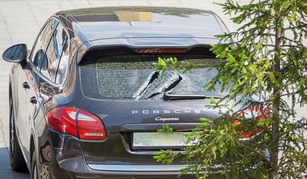 Росіянин побив арматурою депутатські Porsche і Mercedes