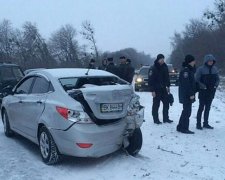Поліцейський загинув, рятуючи водіїв у ДТП (фото)