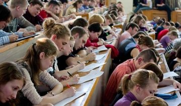 Медиків і вчителів відправлять у села відпрацьовувати стипендії