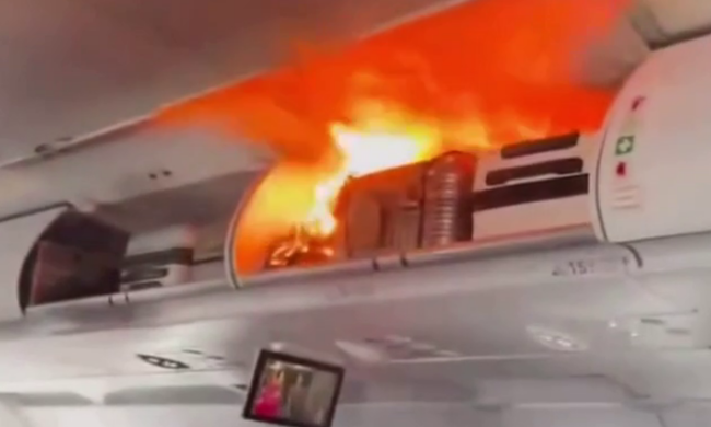 Пожар в салоне самолета, кадр из видео