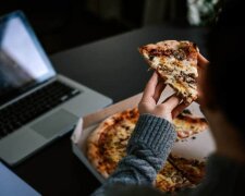 Любительницам вкусно поесть: как отучить себя от ночных перекусов и не переедать