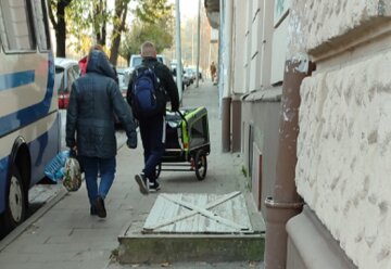 Чоловік з собакою. Фото: Фейсбук-сторінка Олівії Скуратовської.