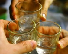Жертвами паленой водки стали более сотни украинцев