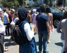 Розлючений батько кастрував кривдника доньки посеред вулиці: відео 18+