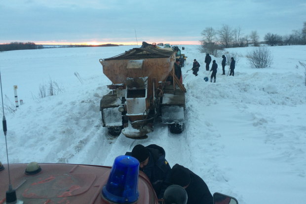 Снігопад на Донеччині замурував людей у авто з дітьми: благають про допомогу, у бойовиків "нема соляри"