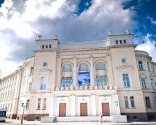 Тюмень заманює абітурієнтів напівголими студентками