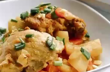 Печеня з курячими стегнами та картоплею, кадр з відео