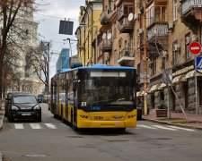 Відкрив двері та влетів у тролейбус: недолугий водій підняв на вуха весь Київ