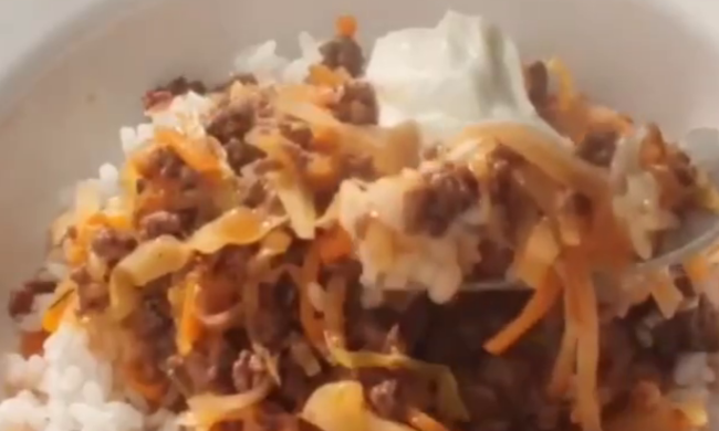 Тушеная капуста с фаршем, кадр из видео