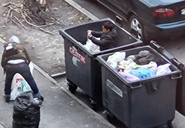 Жінка змушує дитину копирсатись у смітниках. Фото Telegram