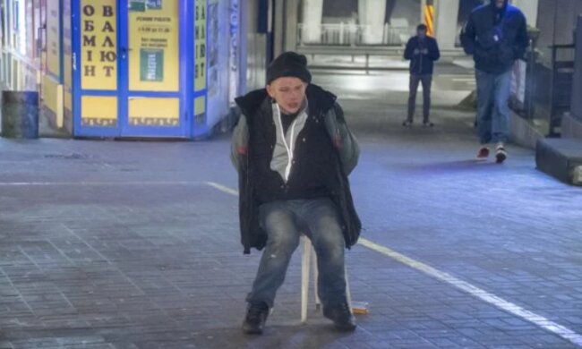 У Києві неадекват з викруткою атакував перехожих, фото: Інформатор