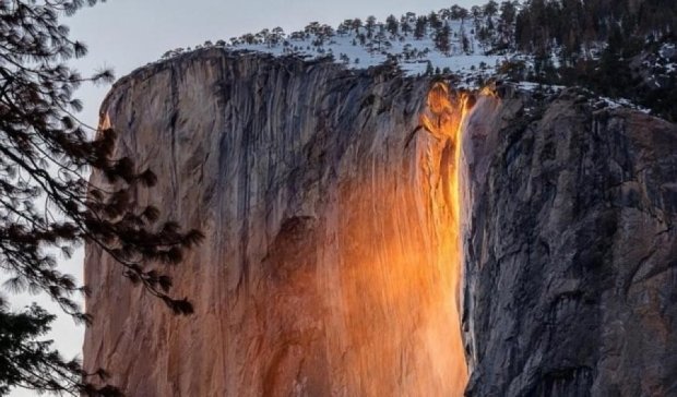 В сети появилось видео с водопадом из лавы