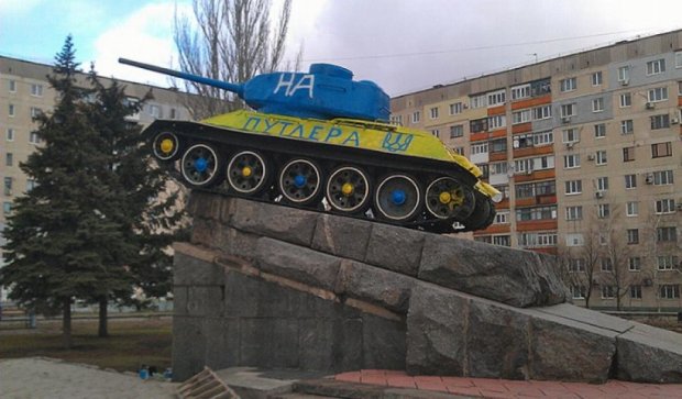 В Лисичанске за сутки дважды перекрашивали танк-памятник (фото)