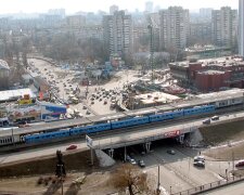 У Києві слідом за мостами "втомилася" зупинка, українці не стрималися: "Карма Кличка"