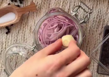 Маринованный лук, кадр из видео