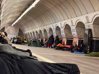 Люди в укритті на станції метро "Лук'янівська" під час нічної атаки дронів на Київ