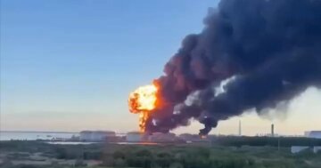 Чорний дим над Санкт-Петербургом після удару дронів по нафтовому терміналу напередодні економічного форуму