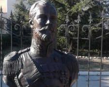 Соцмережі розбурхало "мироточиве" погруддя Миколи II "чудотворця"