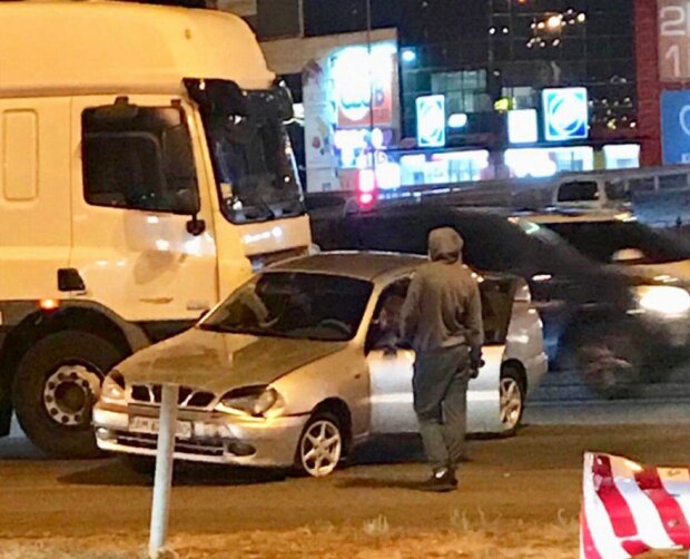У Києві автохам спричинив величезний затор: "перейшов" дорогу фурі