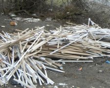 В Хмельницькому невідомі викинули отруйні лампи на смітник