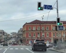 Світлофор зі стрілкою: фото скрін Ютуб