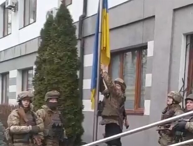 В Буче снова подняли украинский флаг, скриншот