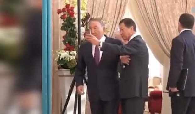 Президент Казахстана отказался делать селфи с миллиардером (видео)