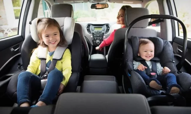 Дитина в автомобілі: фото з вільних джерел