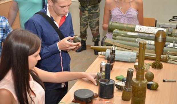 Луганским студентам принесли оружие на "урок мира" (фото)