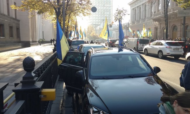 День второй, впереди еще десять: офис Зеленского окружили, выдвинуты требования