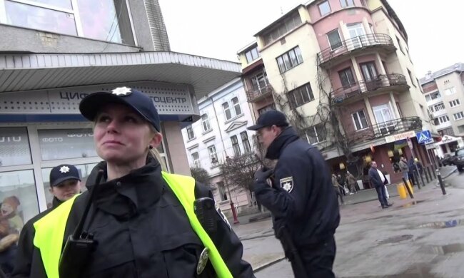 У Києві зникла юна Мальвіна з синім волоссям та пірсингом: прикмети і фото