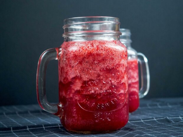 Готуй банки - легкий рецепт компоту з полуниці та черешні додасть сил морозною зимою