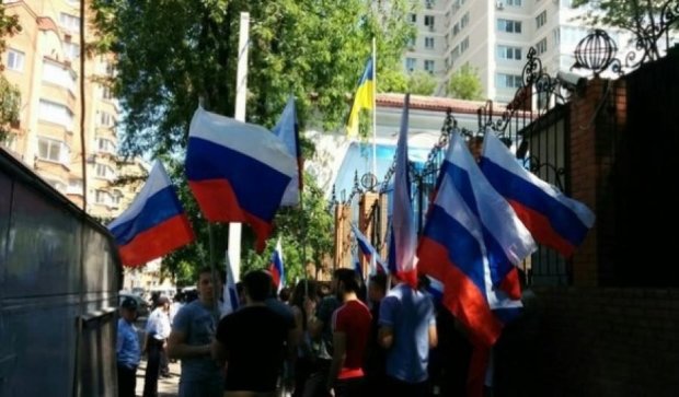 Росіяни пікетують консульство України в Ростові-на-Дону після погрому