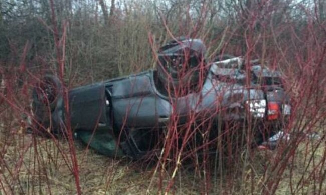 Автівка перекинулась на Львівщині: є жертви