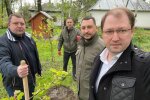 Министр Руслан Стрелец с коллегами из Госэкоинспекции высадили молодые дубы на Приорке