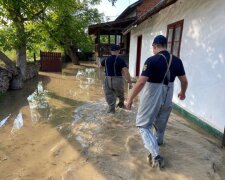 Тернопільщину затопило слідом за Прикарпаттям - три села попливли, люди моляться