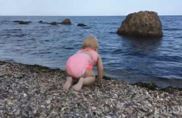 Ребенок у воды: фото скрин Ютуб