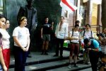 У Києві кинули об асфальт маску Лукашенка та макет "Калаша"