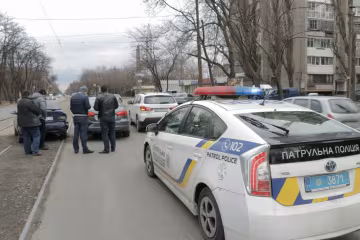У центрі Одеси "BMW X6" на шаленій швидкості протаранив стовп, розірвало, як соломинку: відео